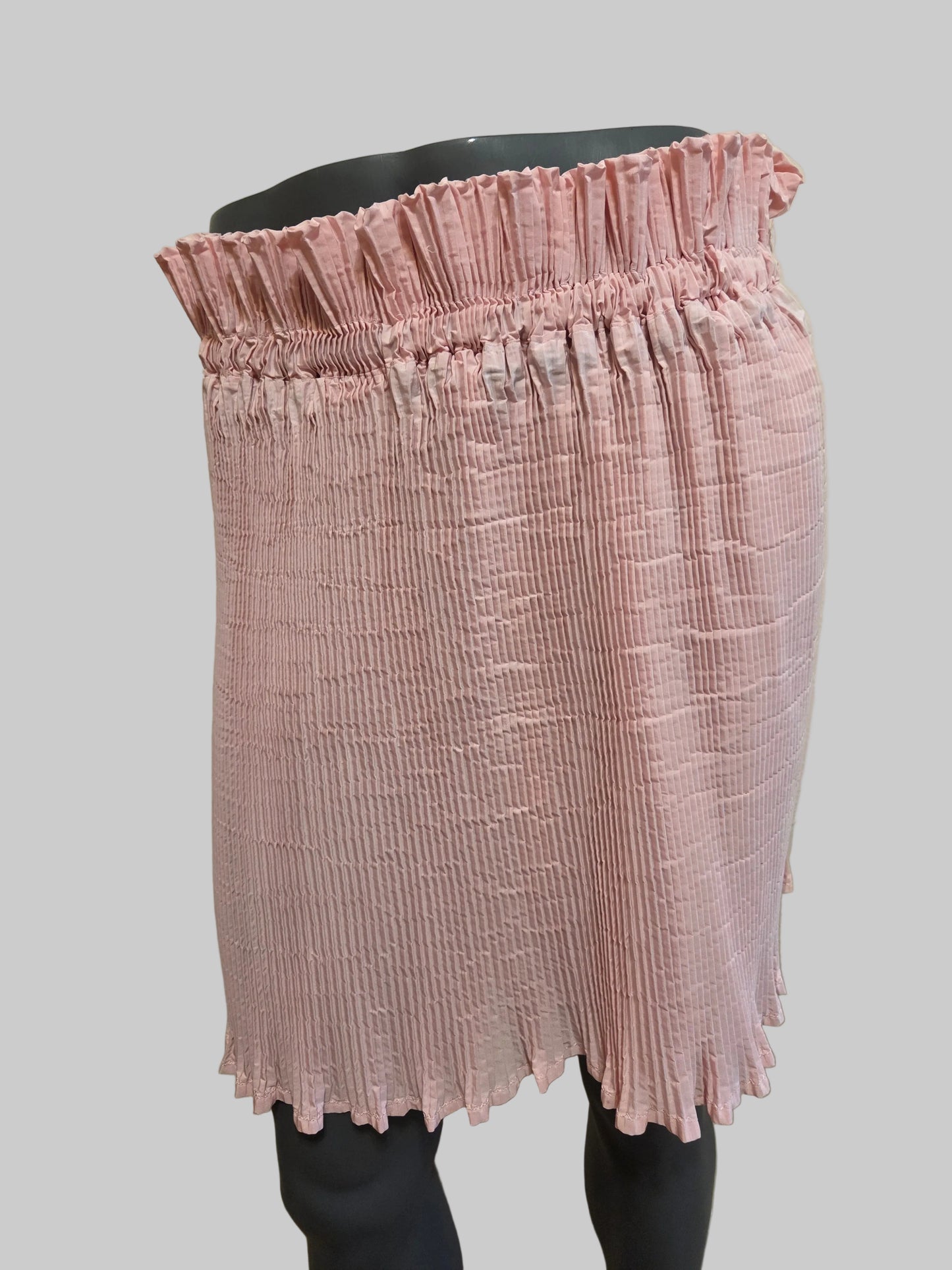 Size Adjustable Pink Pleated skirt on a mannequin