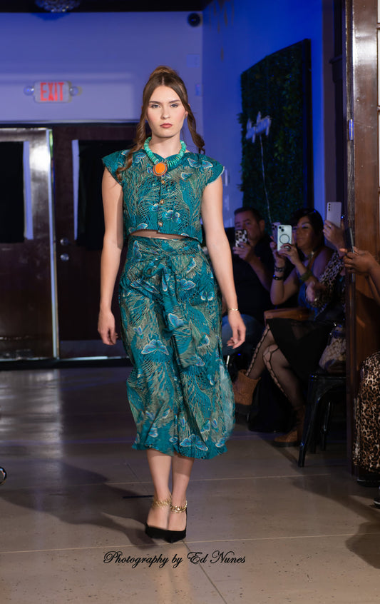 This photo shows a size adjustable two piece with a tie waistbelt as the waistband. 