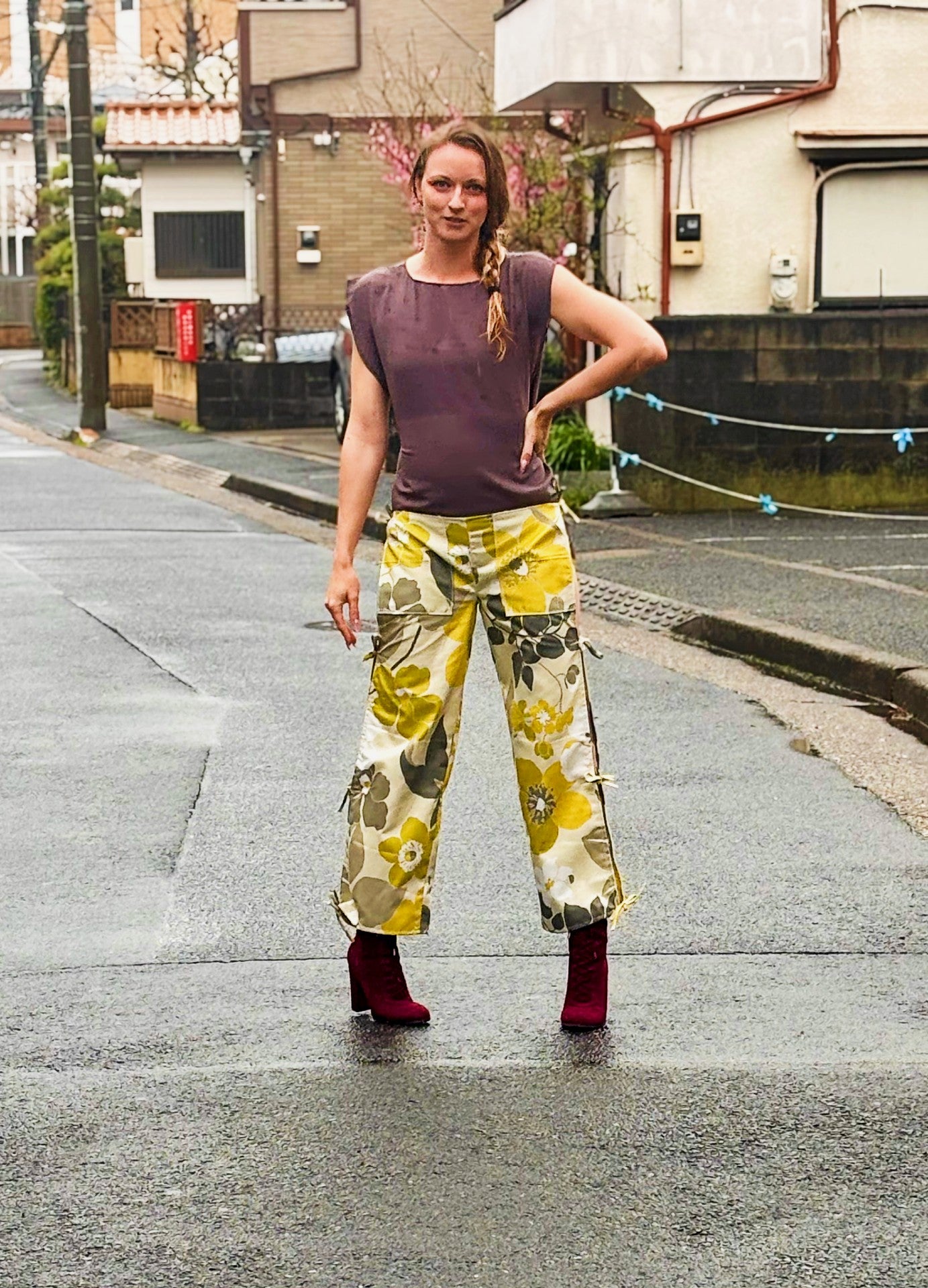 This photo shows a model wearing size adjustable open thigh tie pants. 