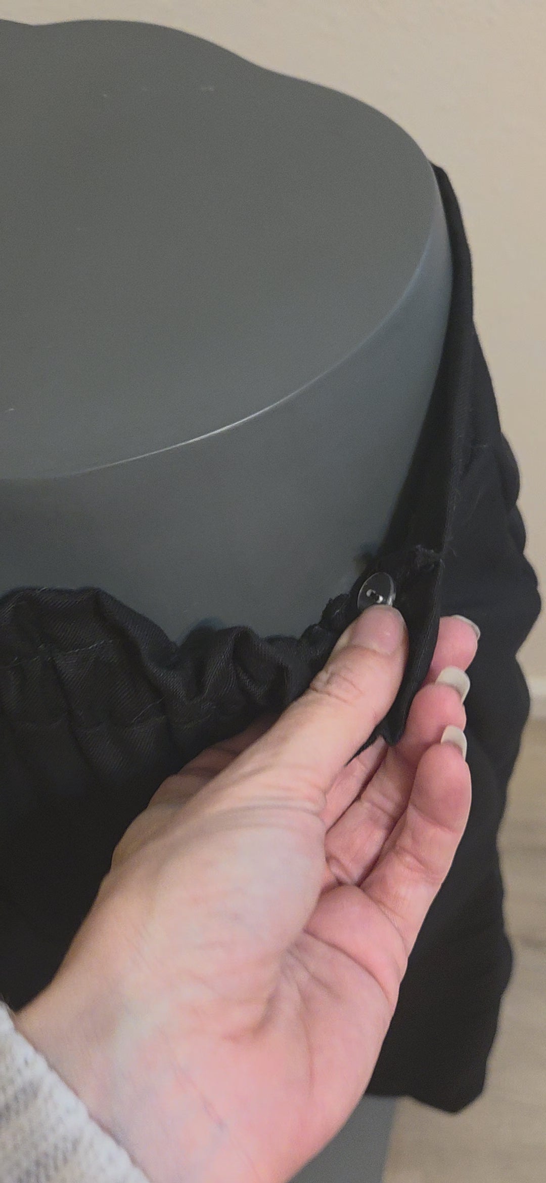 This video shows the size adjustable waist band at the back of the Palazzo styled pants 