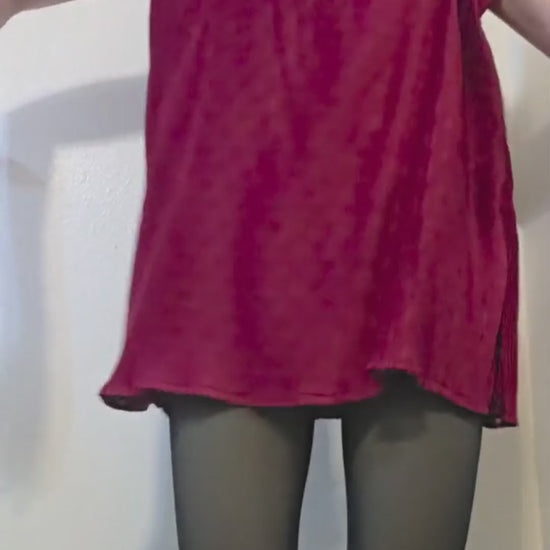 This video shows the adjustable nature of a size adjustable mini dress that is styled with a tied waistbelt. Fits sizes XS-XL