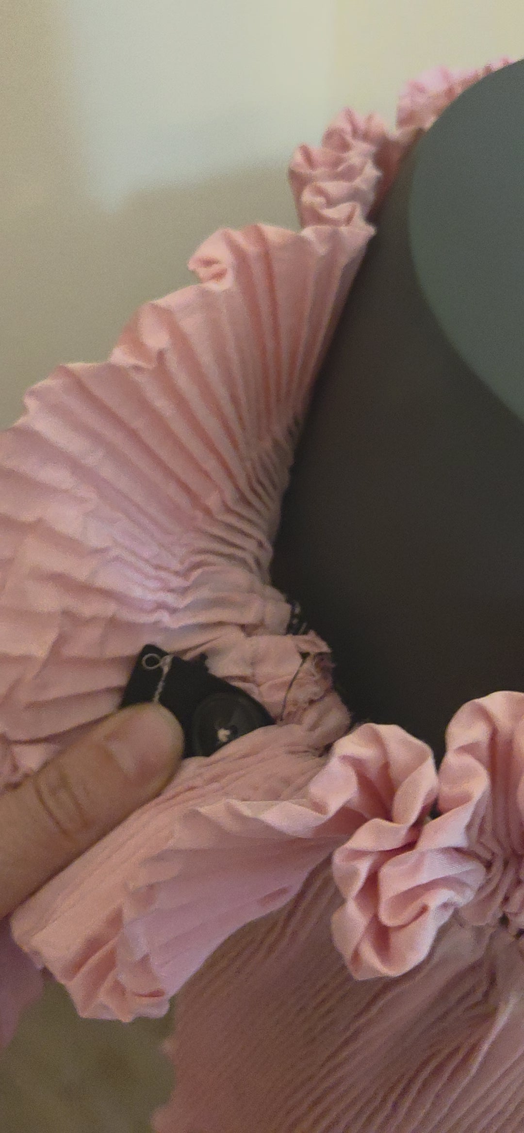 Tis vide shows the size adjustable waistband of our pink pleated skirt