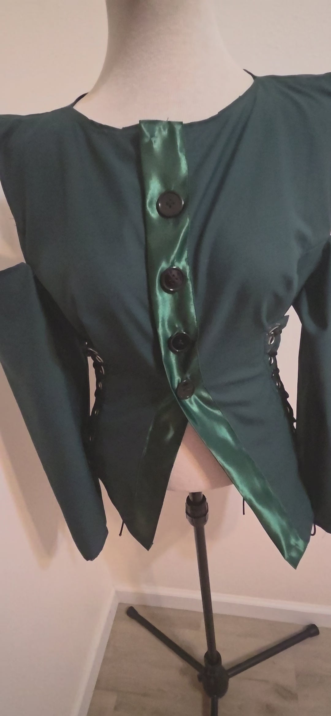 This video shows a size adjustable blazer 360 degree view on a mannequin