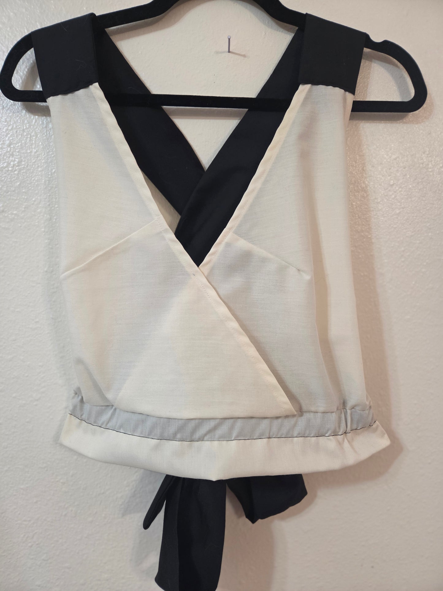 Size Adjustable Black and white top